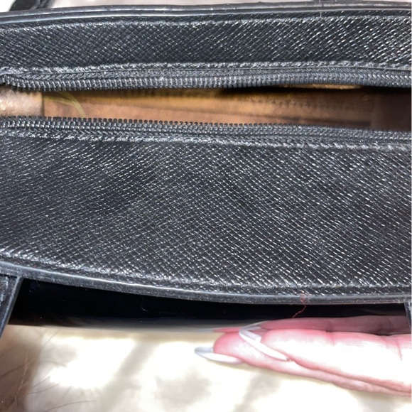 Elegant Black Handbag with Gold Accents - Picture 4 of 6